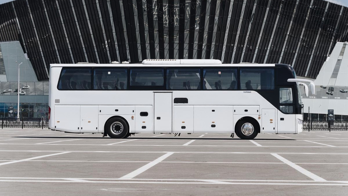 Yutong 6122 bus rental